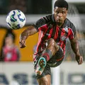 Reforço na lateral-esquerda do Vitória vira "necessidade"; entenda imagem