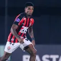 Saiba a previsão de retorno do lateral-esquerdo Jamerson do Vitória imagem