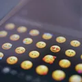 Sexo e drogas: polícia alerta pais sobre uso de emojis com duplo sentido imagem