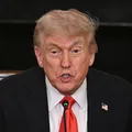 Trump tenta expulsar alunos estrangeiros de Harvard e é barrado na Justiça imagem