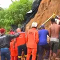 URGENTE: Homem é resgatado com vida após desabamento em Simões Filho imagem