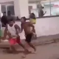 VÍDEO: Jovem perde dedo em 'guerra de espada' na Bahia imagem