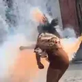 VÍDEO: Mulher é atingida por espada e fica gravemente ferida imagem