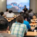 Veja os 10 cursos universitários mais valiosos do mercado de trabalho imagem