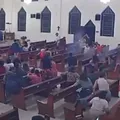 Vídeo: Rojão invade igreja e assusta fiéis em missa na Bahia imagem