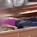 Vídeo: homem deita em trilhos e espera trem passar sobre ele imagem
