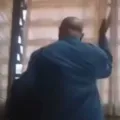Vídeo: professor dá tapa na cabeça de aluno dentro de sala de aula imagem