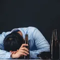 Você bebe para sofrer menos? O risco silencioso que ninguém te contou imagem