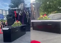 Adolescente chega a baile de formatura em caixão e motivo é exposto imagem