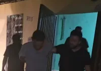 Adolescente desaparece e é resgatada em casa com calabouço subterrâneo imagem