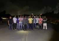 Ainda sem o salário de maio, trabalhadores acampam na porta da Caraíba