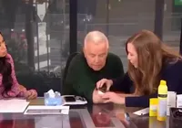 Apresentador descobre câncer de pele ao vivo na TV imagem