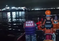 Barco afunda com 65 pessoas na Indonésia imagem