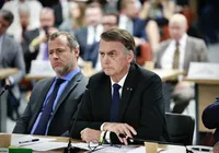 Bolsonaristas que pedem intervenção militar são malucos, diz Bolsonaro imagem