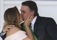 Bolsonaro é flagrado em conversa romântica com Michelle no STF; veja
