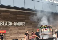Bolsonaro recebe apoiadores com churrasco em frigorífico de Goiânia