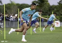 Brasil perde terreno no futebol moderno por não formar meio-campistas