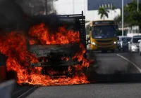 Caminhão pega fogo e complica trânsito na avenida ACM imagem