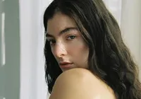 Cantora famosa usa foto da genitália em capa de álbum imagem