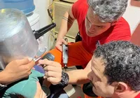 Capacete? Criança fica com panela de pressão presa na cabeça por horas