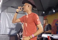 Com a voz idêntica a de astro, cantor atrai multidão no Pelourinho imagem