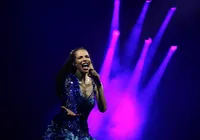 Com performance imponente, Vanessa da Mata lota Concha Acústica