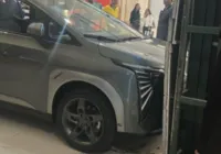 Criança bate carro elétrico de R$ 175 mil exposto em shopping