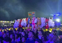 Do palco para o público: gorro de Mikael Santos viraliza no São João imagem