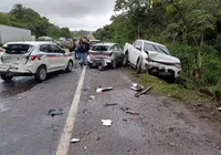 Engavetamento entre oito veículos deixa trânsito lento na BR-324 imagem