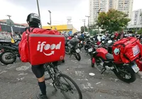 Entregadores do iFood ganham novo bônus, mas veem armadilha em metas