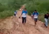 Estudantes andam até 12 km na lama para irem à escola em Paulo Afonso imagem