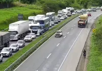 Fluxo de veículos na BR-324 é intenso nesta sexta-feira