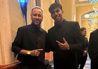 Grande fã, Lamine Yamal visita Neymar durante férias no Brasil imagem