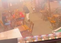 Homem é morto com facadas nas costas enquanto bebia em bar