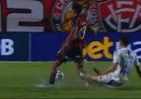 VÍDEO: Jamerson sofre lesão em jogo do Vitória e sai de ambulância imagem