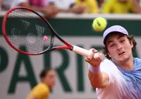 João Fonseca tem partida no ATP250 suspensa por chão úmido imagem