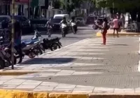 Jovem em bicicleta motorizada dá baile em agentes de trânsito durante perseguição