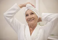 Médica revela quantidade ideal de banhos semanais para idosos