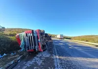 Mulher e bebê de 10 meses morrem após carreta tombar na BR-116