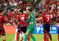 Na mira do Bahia, goleiro sinaliza permanência no futebol europeu imagem