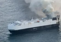 Navio com 3 mil carros 0km pega fogo há 8 dias no mar e não tem como apagar