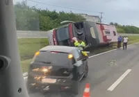 Ônibus tomba em rodovia baiana e passageiros ficam feridos; veja vídeo
