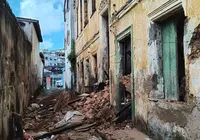Perigo: casarão que pegou fogo em Salvador desaba parcialmente imagem