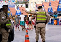 Policiais militares usam câmeras corporais durante o São João na Bahia