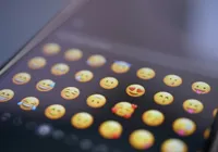 Sexo e drogas: polícia alerta pais sobre uso de emojis com duplo sentido imagem