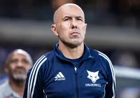 Técnico critica expulsão de meia envolvido na lesão de Jamerson imagem