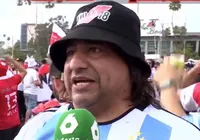 Torcedor incendeia carro e usa seguro para ir à Copa do Mundo; assista imagem