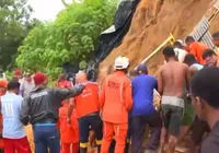URGENTE: Homem é resgatado com vida após desabamento em Simões Filho