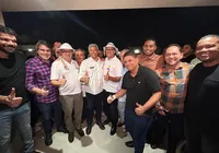 Um dia após receber oposição, prefeito surpreende e acena a Jerônimo imagem