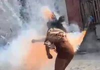 VÍDEO: Mulher é atingida por espada e fica gravemente ferida